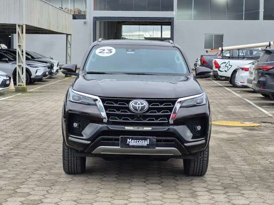 TOYOTA-HILUX SW4-2023