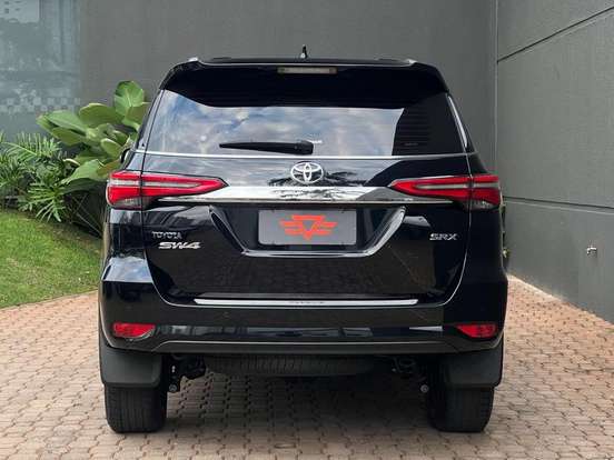 TOYOTA-HILUX SW4-2023