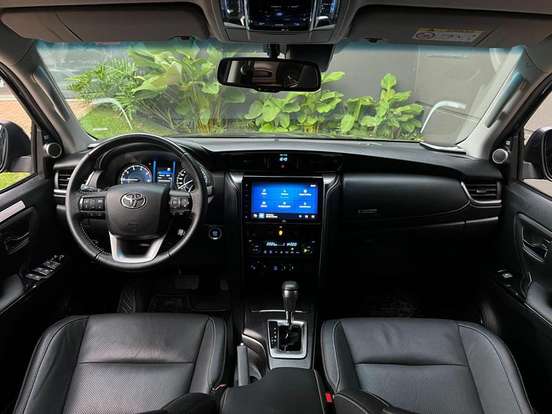 TOYOTA-HILUX SW4-2023