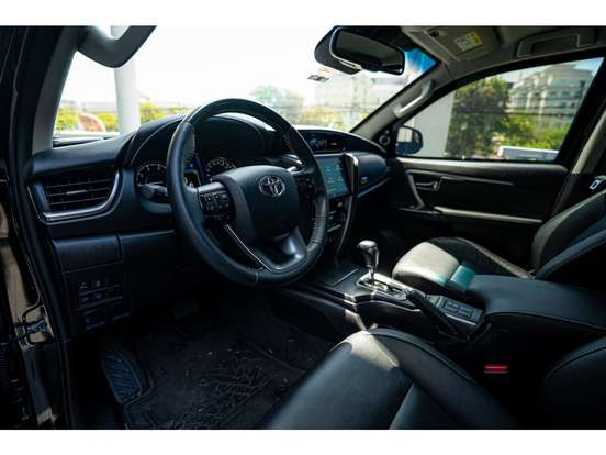 TOYOTA-HILUX SW4-2024