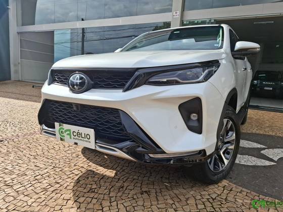 TOYOTA HILUX SW4 2.8 D-4D TURBO DIESEL SRX PLATINUM 4X4 AUTOMÁTICO