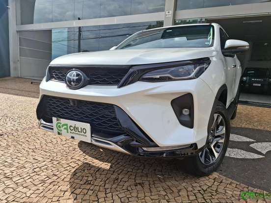 TOYOTA-HILUX SW4-2.8 D-4D TURBO DIESEL SRX PLATINUM 4X4 AUTOMÁTICO TOYOTA-HILUX SW4-2024
