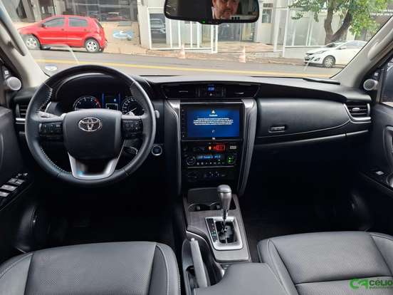 TOYOTA-HILUX SW4-2024