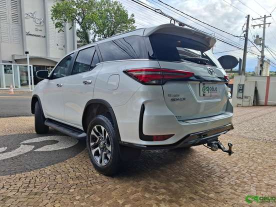 TOYOTA-HILUX SW4-2024
