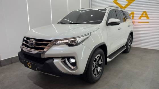 TOYOTA HILUX SW4 2.8 SRX DIAMOND 4X4 7 LUGARES 16V TURBO INTERCOOLER DIESEL 4P AUTOMÁTICO