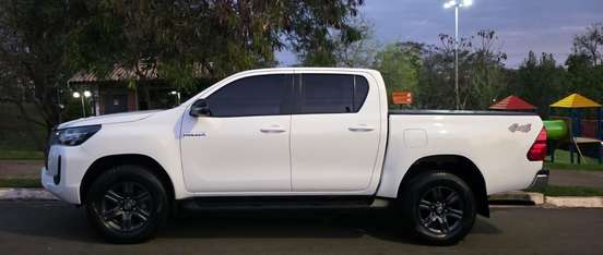 TOYOTA-HILUX-2.8 D-4D TURBO DIESEL CD SR 4X4 AUTOMÁTICO TOYOTA-HILUX-2022
