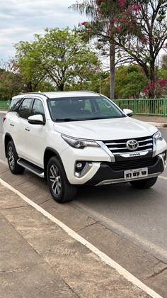 TOYOTA HILUX SW4 2.8 SRX 4X4 7 LUGARES 16V TURBO INTERCOOLER DIESEL 4P AUTOMÁTICO