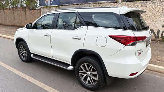 TOYOTA-HILUX SW4-2.8 SRX 4X4 7 LUGARES 16V TURBO INTERCOOLER DIESEL 4P AUTOMÁTICO TOYOTA-HILUX SW4-2018