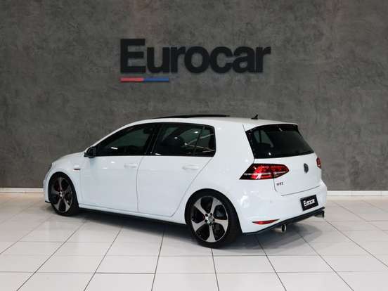 VOLKSWAGEN-GOLF-2017