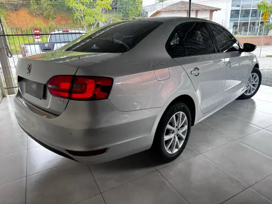 VOLKSWAGEN-JETTA-2012