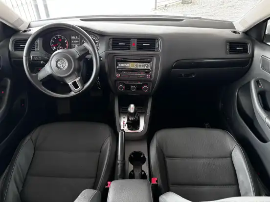 VOLKSWAGEN-JETTA-2012