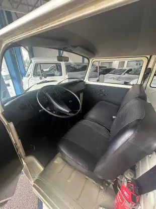 VOLKSWAGEN-KOMBI-1982