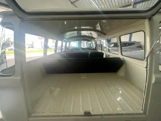 VOLKSWAGEN-KOMBI-1982