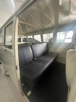 VOLKSWAGEN-KOMBI-1982