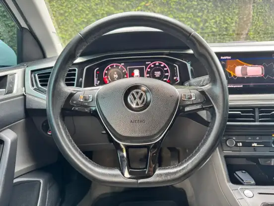 VOLKSWAGEN-POLO-2017