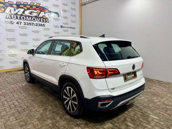 VOLKSWAGEN-TAOS-2021