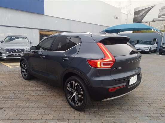 VOLVO-XC40-2020