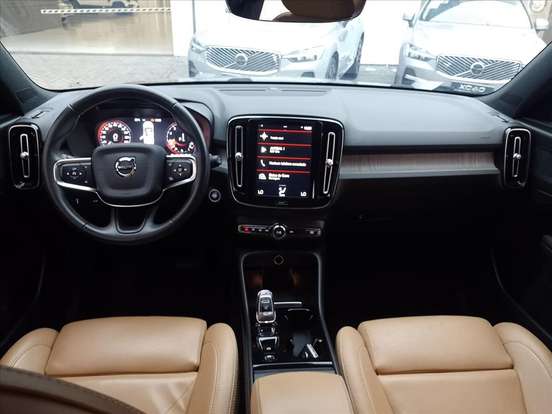 VOLVO-XC40-2020
