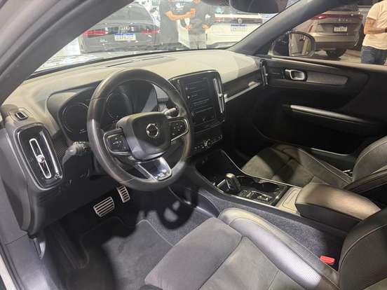 VOLVO-XC40-2019