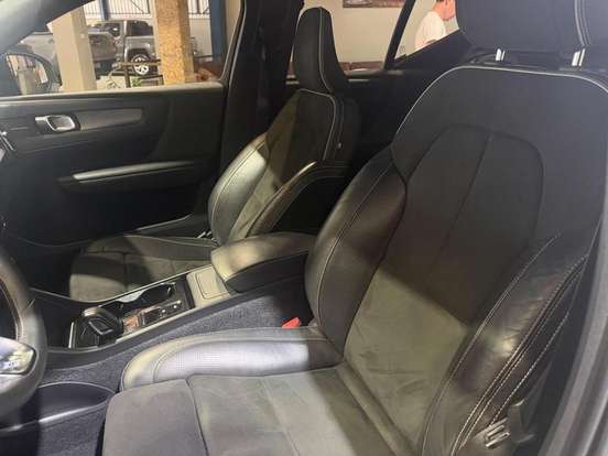 VOLVO-XC40-2019
