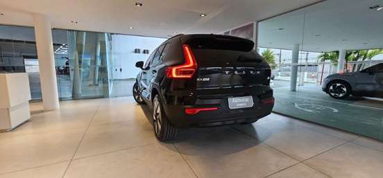 VOLVO-XC40-2024