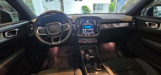 VOLVO-XC40-2024
