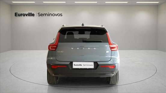 VOLVO-XC40-2022