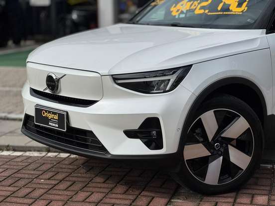 VOLVO-XC40-2023
