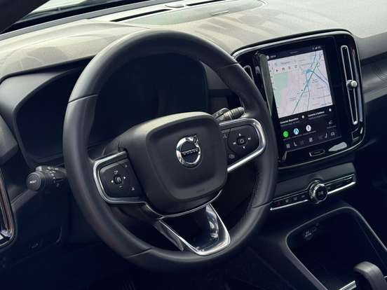 VOLVO-XC40-2023