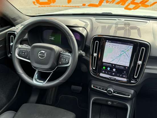 VOLVO-XC40-2023