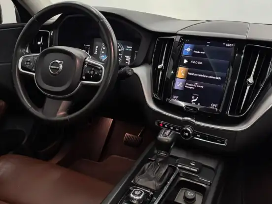 VOLVO-XC60-2.0 T5 GASOLINA MOMENTUM AWD GEARTRONIC VOLVO-XC60-2018