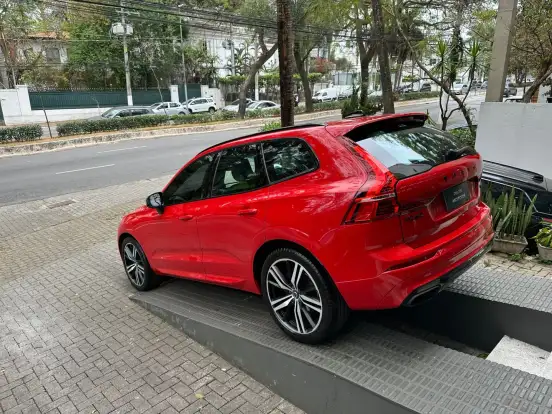 VOLVO-XC60-2017