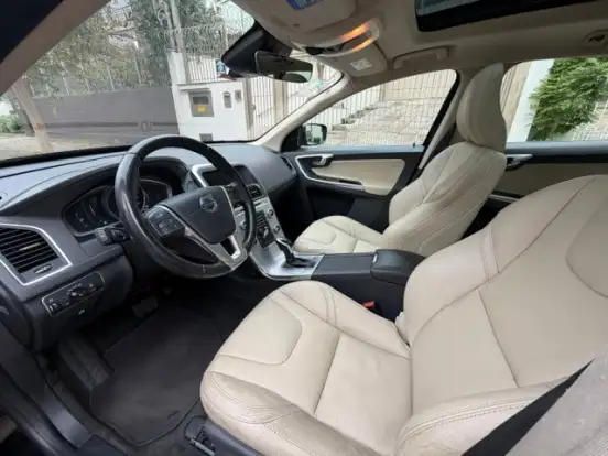 VOLVO-XC60-2.4 D5 MOMENTUM DIESEL AWD 4P AUTOMÁTICO VOLVO-XC60-2016