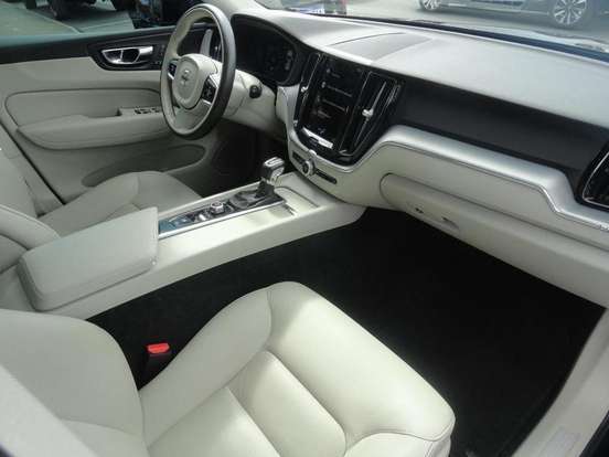 VOLVO-XC60-2020