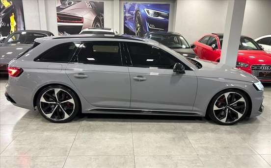AUDI-RS4-2019