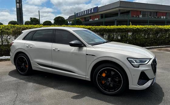 AUDI E-TRON ELÉTRICO PERFORMANCE BLACK QUATTRO