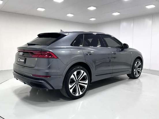 AUDI-Q8-2022