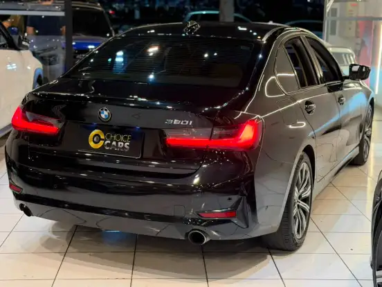 BMW-320i-2021