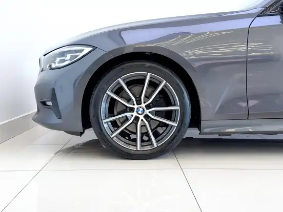 BMW-320i-2021