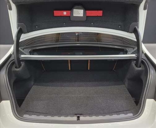 BMW-320i-2024