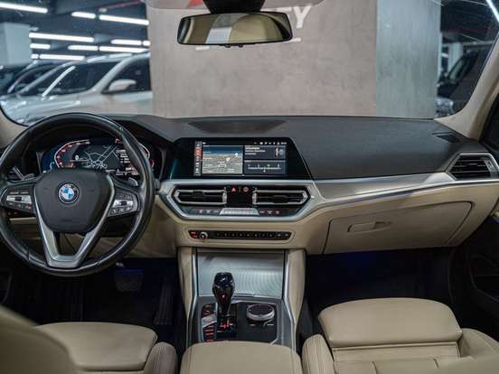 BMW-320i-2020