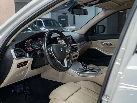 BMW-320i-2020