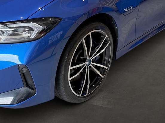 BMW-330e-2023