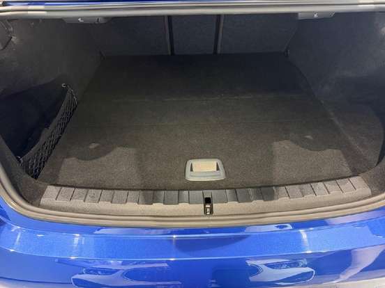 BMW-330e-2023