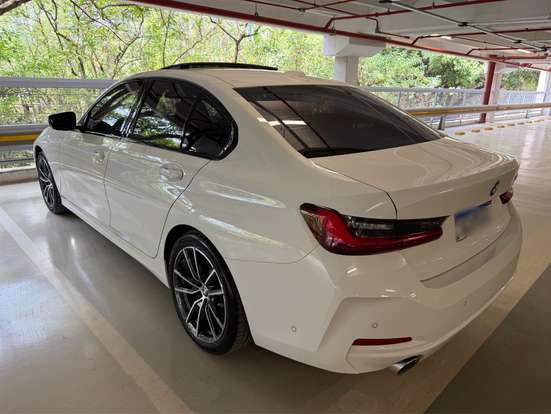 BMW-320i-2023
