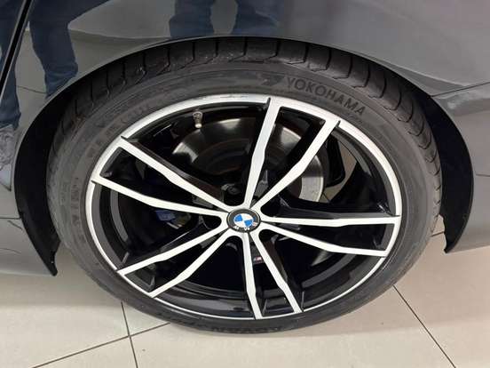 BMW-320i-2020