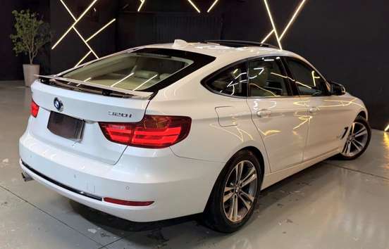 BMW-320i-2015