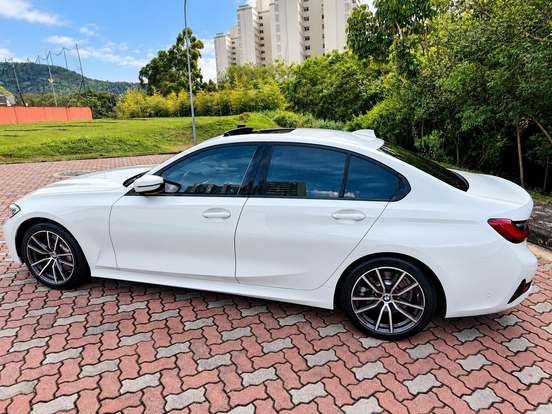 BMW-330i-2019