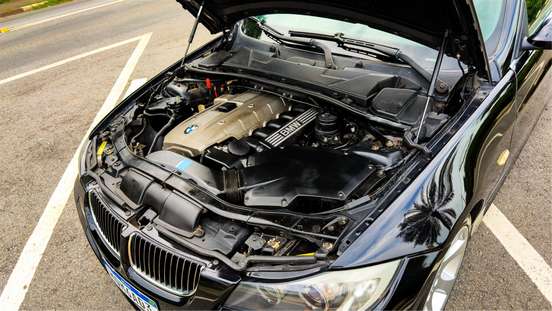 BMW-330i-2005