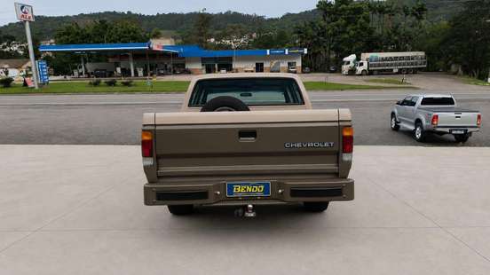 CHEVROLET-D20-1986